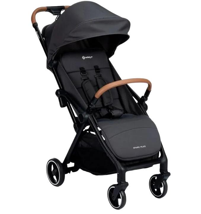 Carrinho de bebê Safety 1st Spark Plus em cinza-escuro, com alça e barra frontal em caramelo, visto de três quartos com a capota aberta
