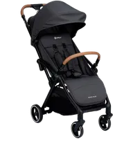 Carrinho de bebê Safety 1st Spark Plus em cinza-escuro, com alça e barra frontal em caramelo, visto de três quartos com a capota aberta