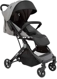 Carrinho de bebê Safety 1st Bytes em tecido cinza mesclado e estrutura preta, visto de lado com a capota aberta